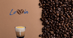 zrna kave na polovici fotografije, šalica kave i logo vovin na drugoj polovici